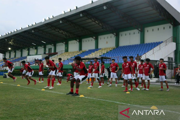 Pemain Timnas Indonesia U-17 saat latihan di Stadion Mini Dispora jelang laga melawan Uzbekistan pada Piala Kemerdekaan 2025 (Foto: ANTARA/Juraidi)