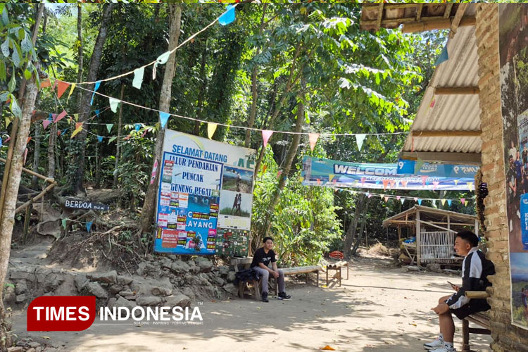 Pos-pertama-pendakian-Gunung-Pegat.jpg