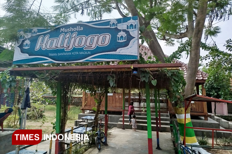 Terganjal Izin, Masjid Apung dan Tembok Cina di Bantaran Sungai Madiun Tunggu Rekom BBWS