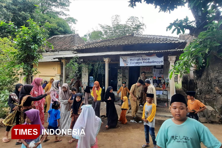 Rumah Baca Cahaya Probolinggo yang digagas oleh Cak Amir bersama istri di kediamannya sendiri. (Foto: Abdul Jalil/TIMES Indonesia)
