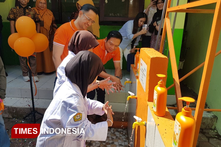 Siswa SDN Kasin Kota Malang saat mencuci tangan dengan sabun dengan air hasil program Guardiancare, Jumat (15/8/2025). (Foto: Achmad Fikyansyah/TIMES Indonesia)