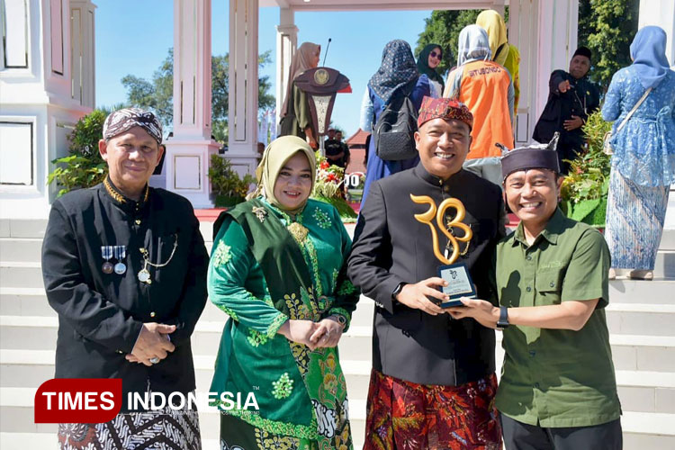 Harjakasi ke-207, Bupati Situbondo Mas Rio Dinobatkan sebagai Tokoh Pendorong UMKM 2025