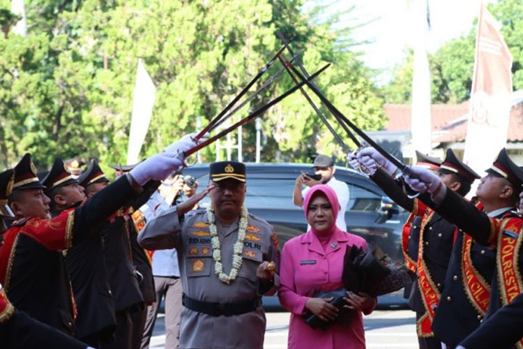Kombes Dr Budi Adhy Buono masuki barisan Pedang Pora. (FOTO: Humas Polresta Cilacap for TIMES Indonesia)