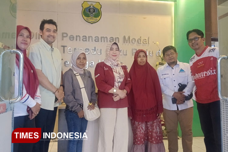 Hartatik (pakai tas) saat, pertama kali menginjakkan kaki di Bondowoso. Ia diterima di Dinas Ketenagakerjaan sebelum pulang ke rumah (FOTO: Moh Bahri/TIMES Indonesia)