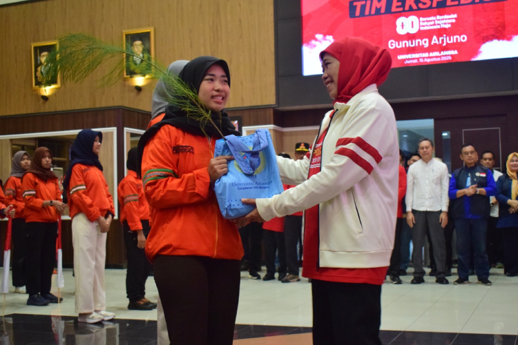IKA-UNAIR-Khofifah-Indar-Parawansa-B.jpg