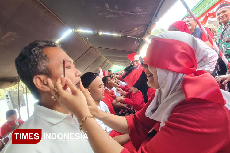 Lomba merias bapak-bapak dalam rangka HUT 80 RI yang diadakan oleh Kodim 0833 Kota Malang pada Sabtu 16/8/2025. (Foto: Tria Adha/TIMES Indonesia)