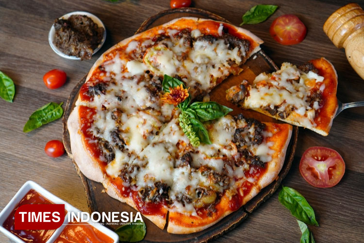 Spesial Kemerdekaan, Swiss-Belinn Airport Surabaya Hadirkan Pizza Merah Putih Rendang