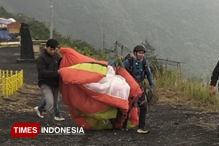 Sejumlah pegiat paralayang dari Majalengka saat berlatih pengibaran Merah Putih di Udara di Kawasan Gunung Galunggung, Tasikmalaya, Jawa Barat benerapa hari yang lalu. (FOTO: Harniwan Obech/TIMES Indonesia)