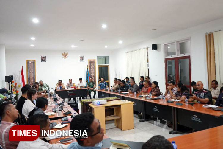 Pertemuan bersama Tim ISF dan Pemkab Sumba Timur uyang dihadiri KSOP Waingapu. (FOTO: Habibudin/TIMES Indonesia)
