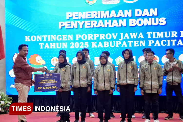 Arif-Setia-Budi-saat-menyerahkan-bonus.jpg