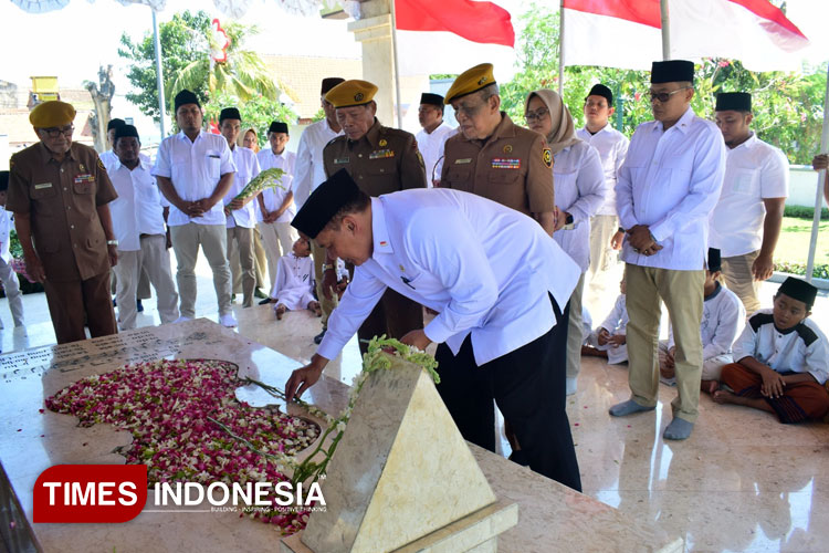 Ziarah ke Makam WR Supratman, Bambang Haryo: Indonesia Raya Bukan untuk Dikomersilkan