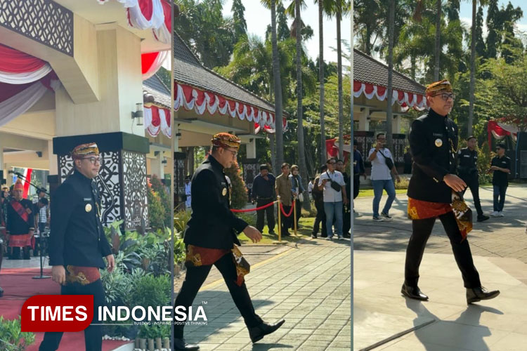 Detik-detik saat Gus Haris meninggalkan paseban dan turun berpanasan bersama peserta upacara. (Foto: Abdul Jalil/TIMES Indonesia)
