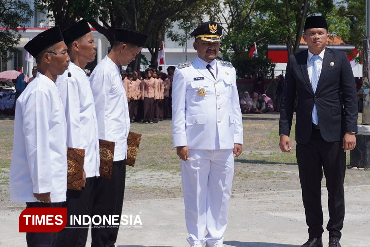 Bupati Pemalang Anom Wiidiyantoro didampingi Kepala Rutan Pemalang Nur Febriyanto serahkan surat remisi kepada perwakilan Narapidana.(Foto: Ragil/TIMES Indonesia)