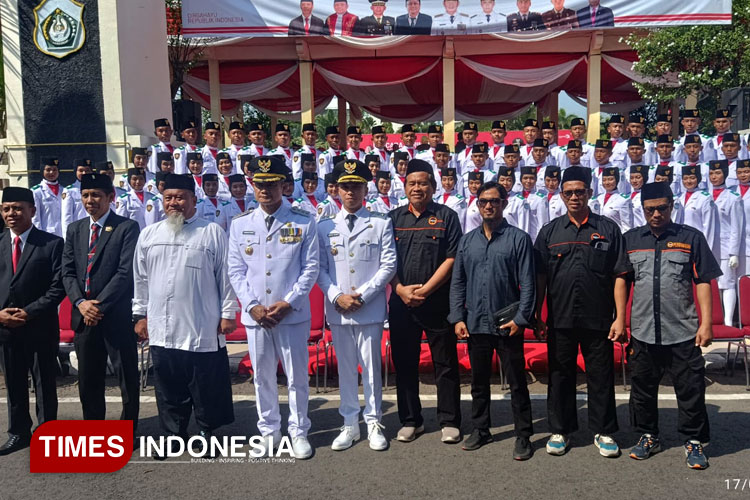 Eks napiter bersama Forkopimda Lamongan saat mengikuti upacara HUT ke-80 RI di Alun-alun Lamongan. Kehadiran mereka menjadi simbol perdamaian dan komitmen cinta NKRI, Minggu (17/8/2025). (Foto: Humas Kominfo for TimesIndonesia)