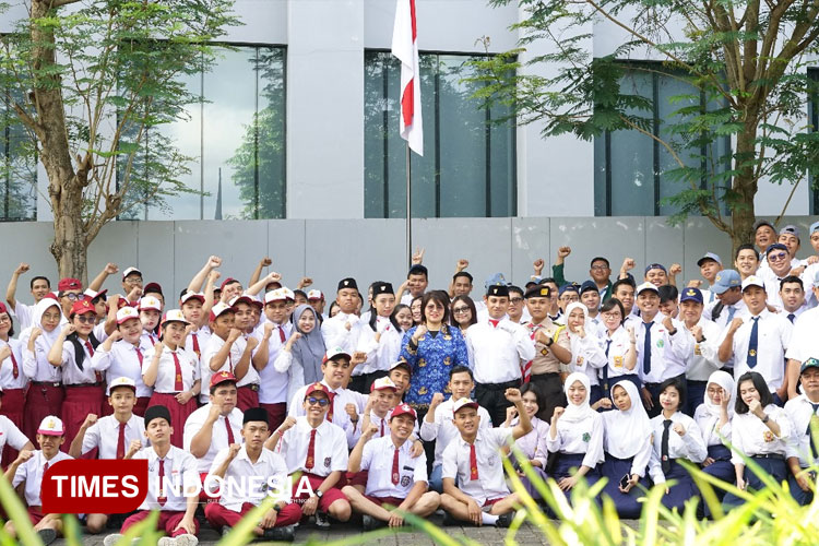 Rayakan Kemerdekaan, Kokoon Hotel Banyuwangi Gelar Upacara Bendera dengan Nuansa Seragam Sekolah