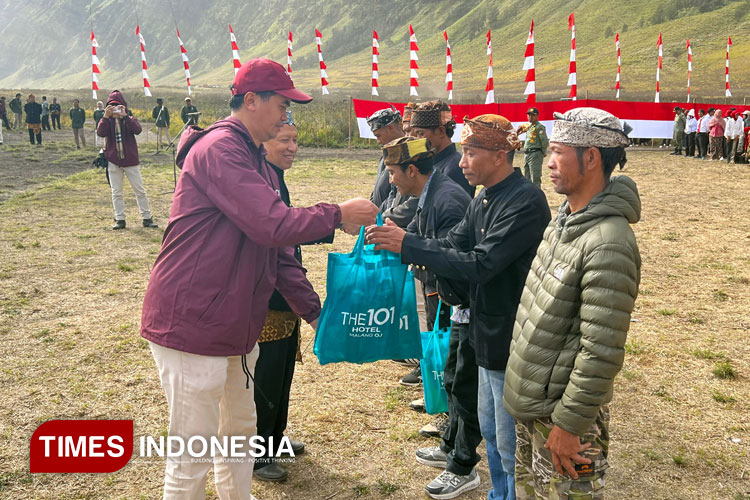 Pilih Beda, Hotel THE 1O1 Malang OJ Gelar Upacara Hari Kemerdekaan di Gunung Bromo