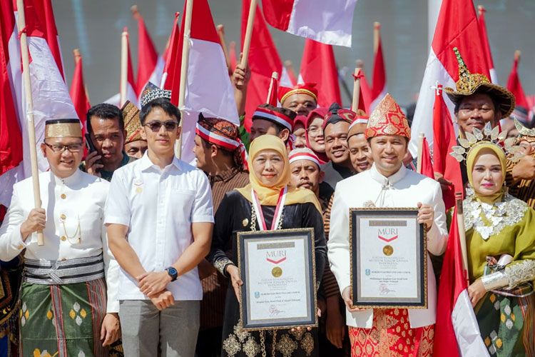 Ribuan Warga Khidmat Ikuti Upacara HUT ke-80 RI di Grahadi Bersama Gubernur Khofifah