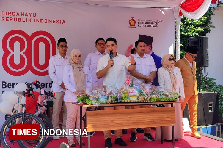 Ketua DPC Gerindra Surabaya Cahyo Harjo Prakoso saat pemotongan tumpeng dalam rangka Hari Kemerdekaan RI ke-80 di Kantor Gerindra Surabaya, Minggu (17/8/2025).(Foto: Lely Yuana/TIMES Indonesia)