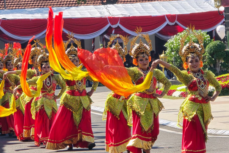 Parade-2.jpg