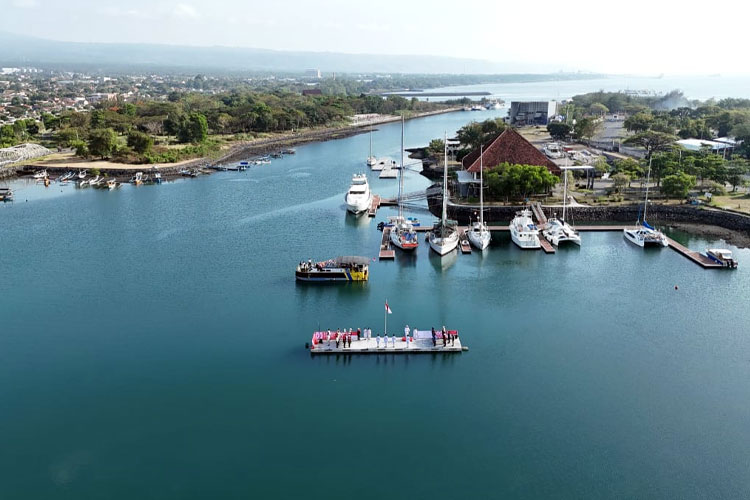 Prosesi upacara di tengah laut Pelabuhan Marina Boom, Banyuwangi perairan Selat Bali. (Foto : Dokumentasi Istimewa)