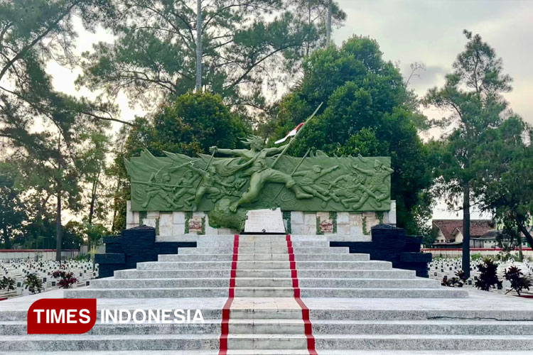 Relif monumen perjuangan PETA yang berada di depan kompleks Taman Makam Pahlawan Raden Wijaya (FOTO: Ardana Pramayoga/TIMES Indonesia)