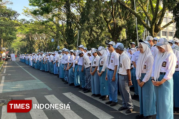 Lapangan Hilang Gegara Sengketa, Siswa SMAN 8 Kota Malang Gelar Upacara di Jalan Raya