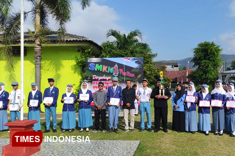 Perayaan HUT ke-80 RI Jadi Ajang SMKN 1 Pacitan Apresiasi Prestasi Siswa