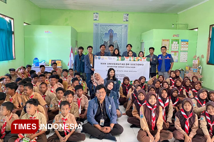 Mahasiswa KKN Unitomo saat melakukan sosialisasi kebencanaan kepada siswa SMPN 2 Krejengan yang berlokasi di Desa Widoro, Probolinggo, Minggu (17/8/2025) (FOTO: Unitomo for TIMES Indonesia)