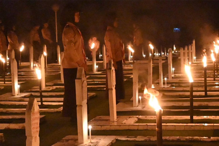 Di Bawah Remang Obor, Mengenang Ratusan Pahlawan Bangsa di TMP Cikaret Cianjur