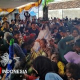 Warga Madiun Rebutan Tumpeng Sayur di Tradisi Bersih Desa Peringati HUT ke-80 RI