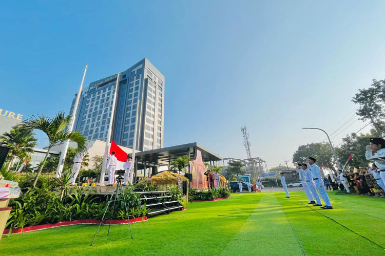 Rayakan HUT ke-80 RI, Grand Mercure Malang Gelar Upacara dan Lepas 300 Merpati