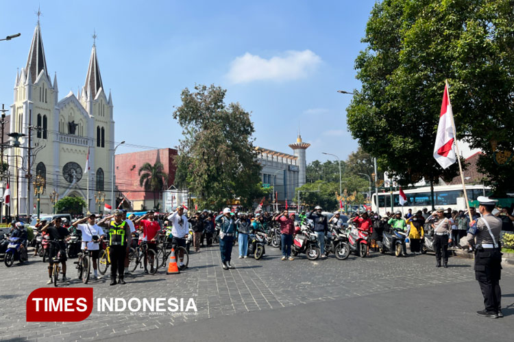 Momen para pengendara berhenti dan memberi hormat ke bendera merah putih di kawasan Kayutangan. (Foto: Rizky Kurniawan Pratama/TIMES Indonesia)