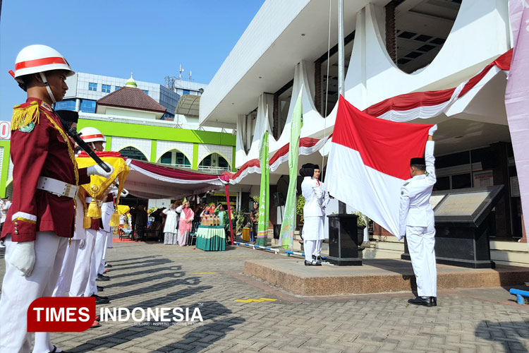 Upacara peringatan HUT ke-80 Republik Indonesia yang digelar oleh Sekolah Sabilillah di monumen perjuangan Masjid Sabilillah Kampus 1, Minggu (17/8/2025). (FOTO: Achmad Fikyansyah/TIMES Indonesia)