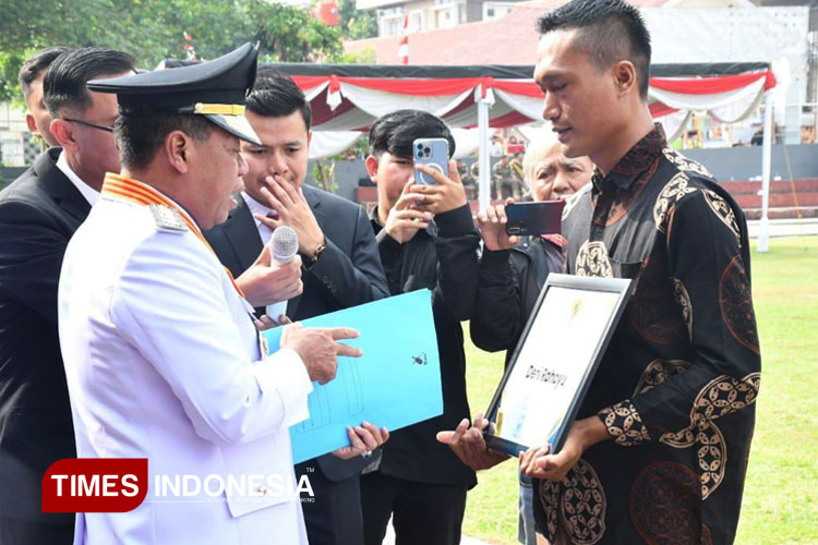 Bupati Majalengka apresiasi pedagang Cimin dan beri bantuan modal di momen HUT RI ke-80. (FOTO: Diskominfo Majalengka for TIMES Indonesia)