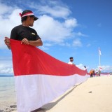 Merah Putih 80 Meter Berkibar Gagah di Ujung Samudera Pasifik