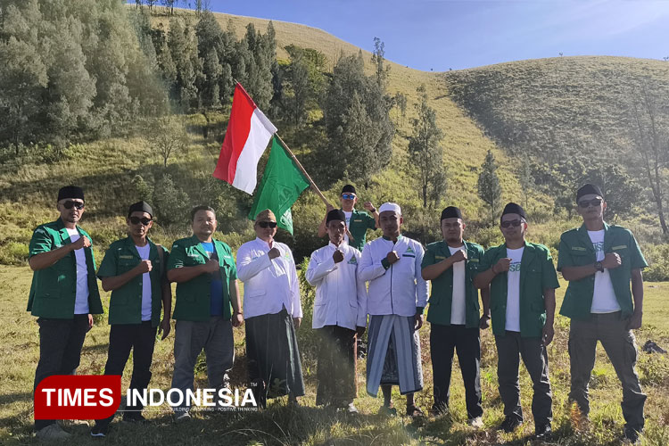 Kampanye Cinta Lingkungan, GP Ansor Pujer Kibarkan Merah Putih di Kawah Wurung Bondowoso