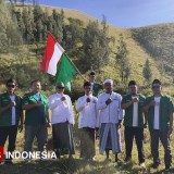 Kampanye Cinta Lingkungan, GP Ansor Pujer Kibarkan Merah Putih di Kawah Wurung Bondowoso