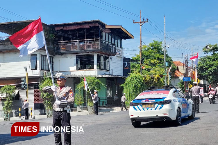 hormat-kepada-bendera-merah-putih-2.jpg