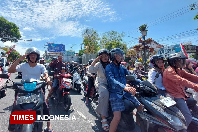 Kala Pengendara Tunjukkan Cinta Tanah Air dalam Detik-detik Proklamasi di Banyuwangi