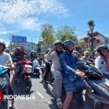 Kala Pengendara Tunjukkan Cinta Tanah Air dalam Detik-detik Proklamasi di Banyuwangi