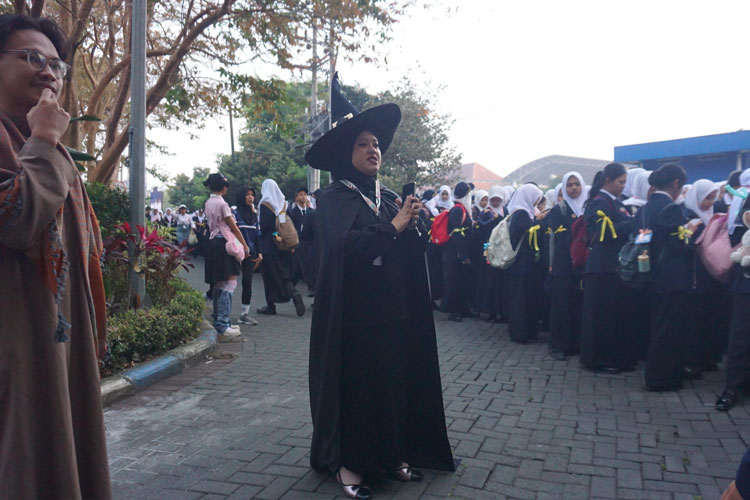 Panitia dengan pakaian unik saat membariskan maba Fakultas Sastra. (foto: dok. panitia for TIMES Indonesia)