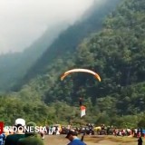Kibaran Merah Putih  dari Paralayang dan Gantole Hiasi Langit Gunung Galunggung