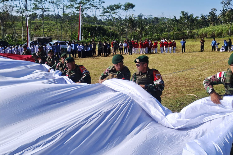 Yonarmed 12 Kostrad dan Warga Harjokuncaran Bentangkan Bendera Raksasa di HUT ke-80 RI