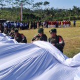 Yonarmed 12 Kostrad dan Warga Harjokuncaran Bentangkan Bendera Raksasa di HUT ke-80 RI
