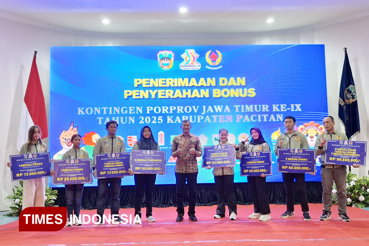 Bupati Pacitan Indrata Nur Bayuaji bersama beberapa atlet foto bersama usai penyerahan bonus secara simbolis (FOTO: Rojihan/TIMES Indonesia)