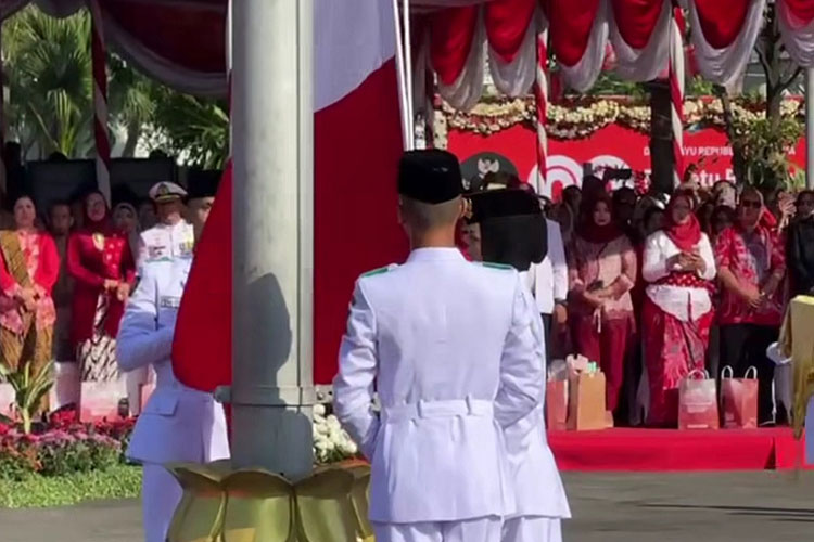 Insiden Bendera Terbalik Tak Halangi Kekhidmatan Upacara HUT ke-80 RI di Surabaya, Eri Cahyadi: Semangat dan Kekompakan adalah Kunci