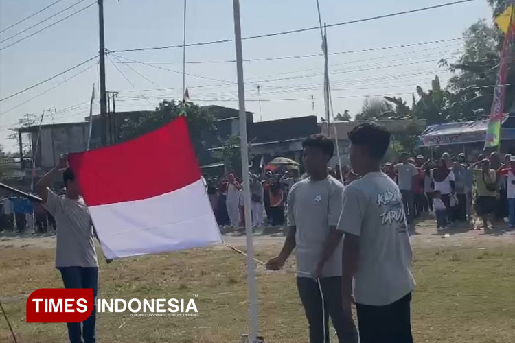 Warga Jombang Gelar Upacara HUT ke-80 RI di Tengah Sawah