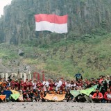 Bendera Merah Putih Raksasa Berkibar di Gunung Kelud