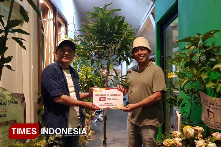 Dekan FIA Unitomo, Dr. Priyanto mewakili Rektor saat mengirimkan bibit pohon ke TIMES Indonesia sebagai dukungan gerakan penghijauan, Senin (18/8/2025). (Foto: Achmad Fikyansyah/TIMES Indonesia),