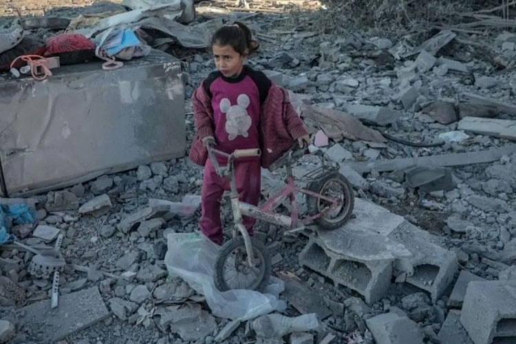 Seorang gadis terlihat di antara puing-puing setelah pemboman Israel di kamp pengungsi Maghazi, Jalur Gaza tengah, pada 3 Januari 2025. (FOTO: ANTARA/Rizek Abdeljawad)